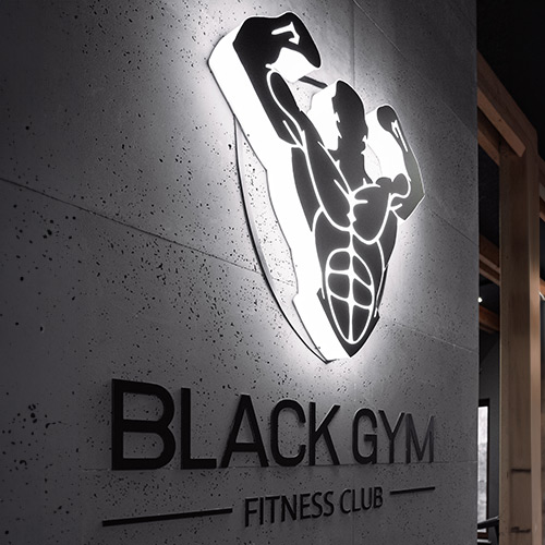 Logo BLACK GYM na elewacji